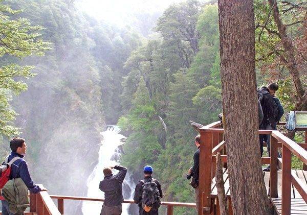 Cascada Chachín: un salto de agua único y natural en el corazón del Parque Nacional Lanín