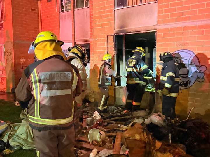 Fuerte incendio en apartamento donde almacenaban «reciclaje»