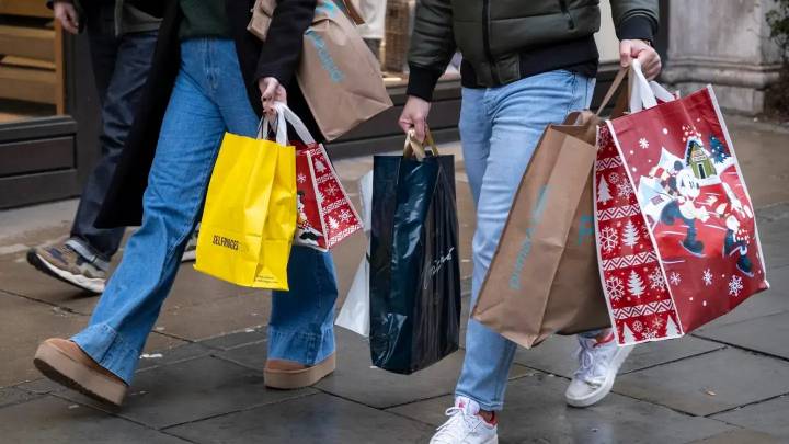 La NRF prevé que el gasto navideño en EU supere el billón de dólares por primera vez