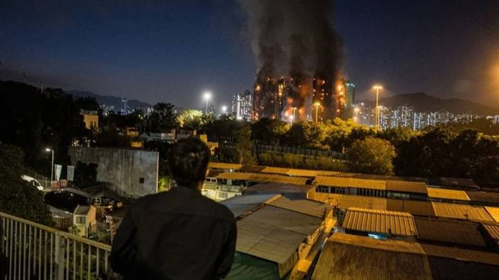 Arrestan a seis personas por el incendio de las torres en Hong Kong