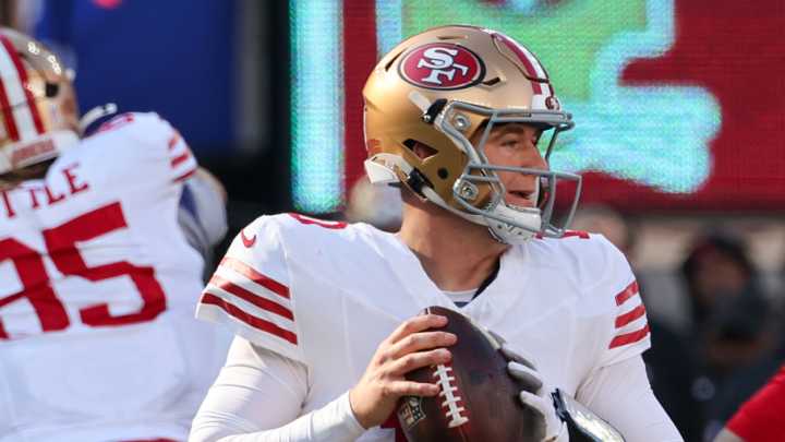 Analyst believes that 49ers have 'a brewing QB controversy'