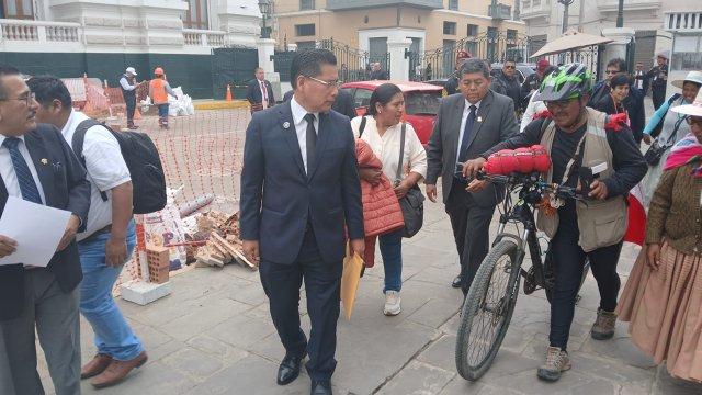 Delegación moqueguana llega al Congreso tras recorrer el país en bicicleta para exigir acción por el río Coralaque