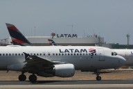 Latam prolonga cancelación de vuelos en medio del paro de pilotos: hay más de 30 mil pasajeros afectados