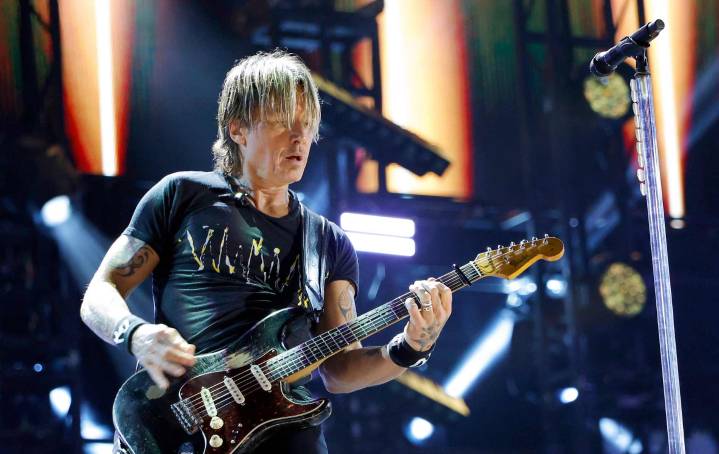 Keith Urban performs 'Pink Pony Club' for Trump: 'Yikes'