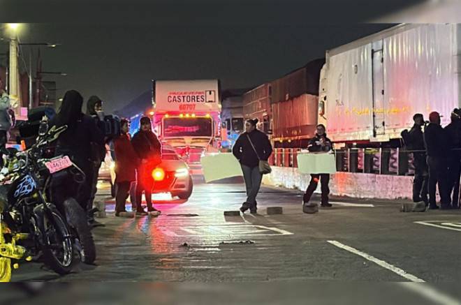 Policías bloquean la México-Puebla por supuesto pago retenido