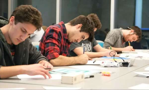 Los jóvenes desconfían de las instituciones y cuestionan a los partidos