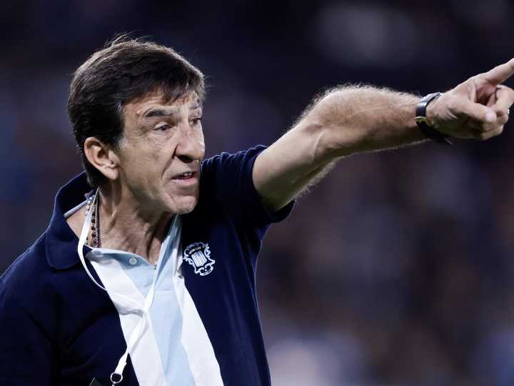 Milito le ofreció a Gustavo Costas seguir en Racing y el DT ya tendría una decisión tomada: de qué depende su continuidad