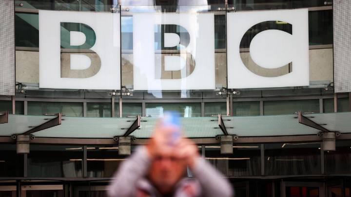 La BBC pide disculpas a Trump por la edición de un vídeo pero rechaza la demanda por difamación