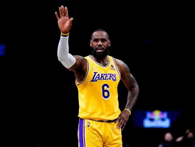 LeBron back in training, edges closer to Lakers return