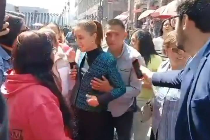 Sheinbaum sufre acoso: Hombre la besa y manosea cuando atendía a mexicanos
