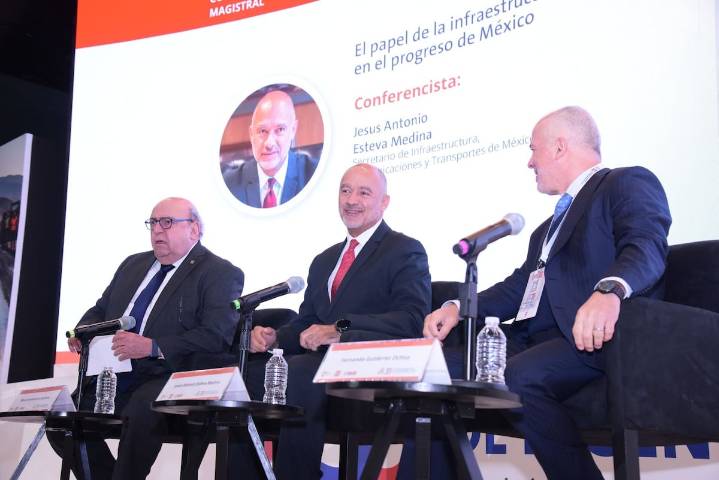 Cierre de accesos irregulares en carreteras, plan contra inseguridad, anuncia SICT a Colegio de Ingenieros