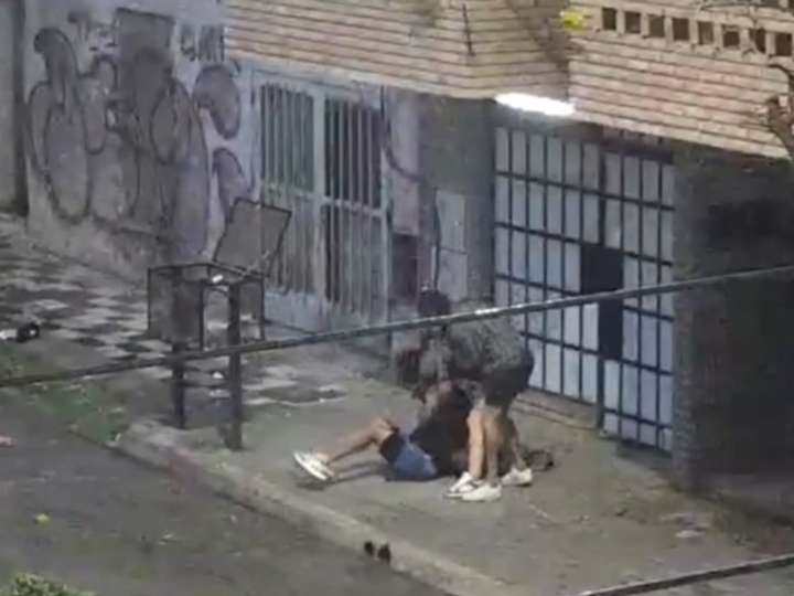 Violento intento de robo en Córdoba: puñetazos y patadas en el piso para robarle un celular