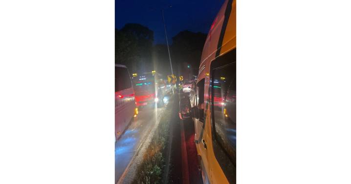 Vía Manizales - Pereira: paso a un carril y pare y siga por obras de mantenimiento; reportan trancón