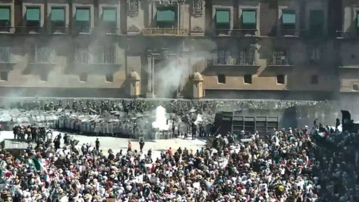 Manifestantes de la marcha Generación Z derriban vallas frente a Palacio Nacional
