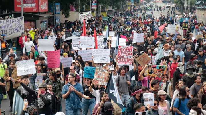 Contingente de la Generación Z denuncia uso de gases lacrimógenos y polvo de extintores durante marcha en CDMX