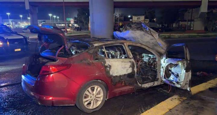 Se incendia vehículo en pleno Eje Vial