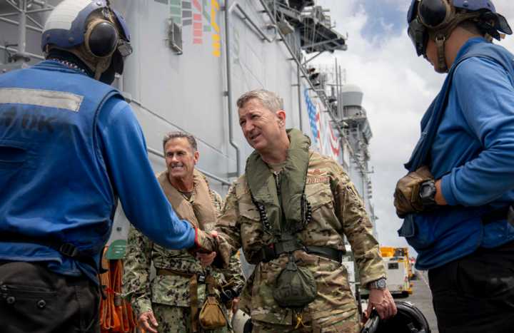 El jefe del Estado Mayor de EE.UU. visita Puerto Rico en medio de tensiones con Venezuela