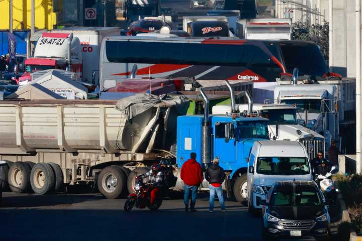 Transportistas anuncian liberación de algunos bloqueos carreteros