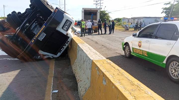 ¡Conductor atrapado tras espectacular vuelco de gandola en la Coro