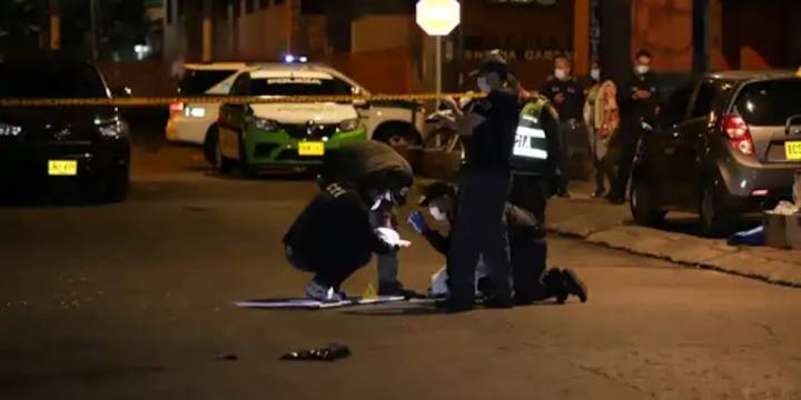 Ataque con artefacto explosivo frente a estación Los Mangos dejó heridos a dos uniformados y un civil en Cali