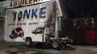 Seguridad en Irapuato: arde camioneta afuera de yonke en avenida Insurgentes