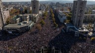 Miles de personas rinden homenaje en Serbia a las 16 víctimas del accidente de la estación de Novi Sad