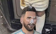 En medio del conflicto entre el Gobierno y la AFA, destrozaron una estatua de Messi