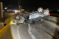 Vuelca conductora al dormitar e impactarse contra barrera metálica, en Saltillo