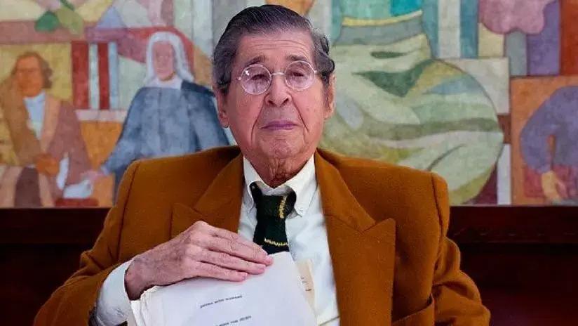 Alfredo Bryce Echenique entrega el manuscrito de ‘Un mundo para Julius’ al Instituto Cervantes