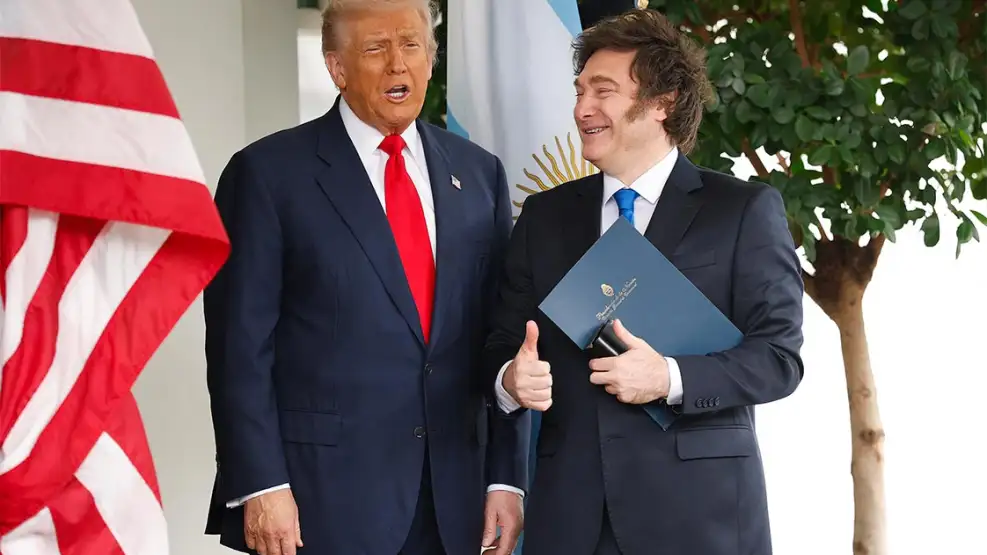 Milei vende espejitos de colores