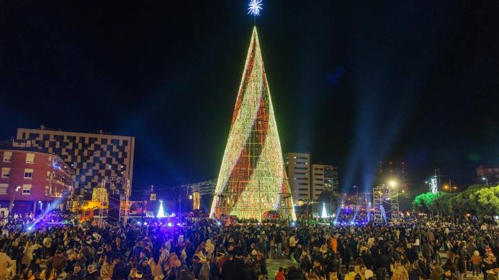 Badalona enciende su hercúleo árbol navideño de 42 metros, con Albiol a lo Mariah Carey