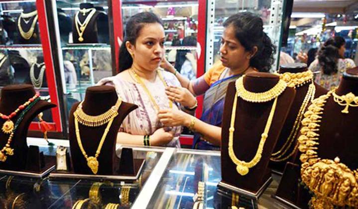 Gold prices fall as strong dollar, fading Fed rate cut hopes weigh on demand