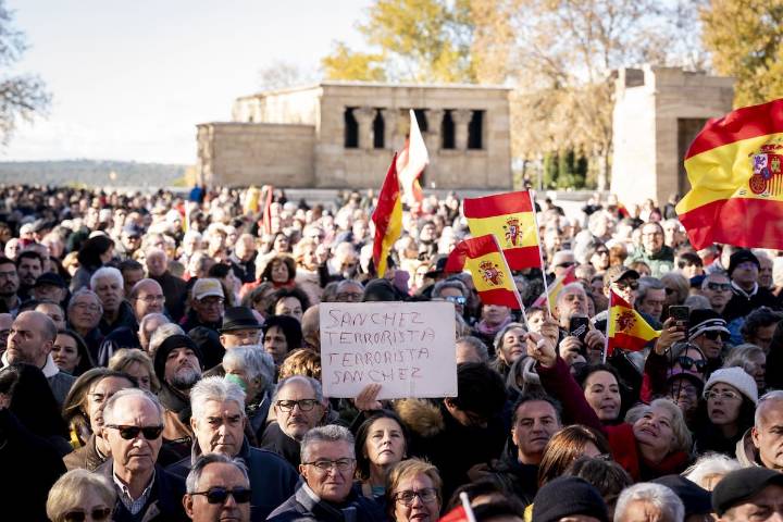 "España no aguanta un día más". Una masiva marcha opositora exigió elecciones anticipadas y el pedido de prisión para Pedro Sánchez