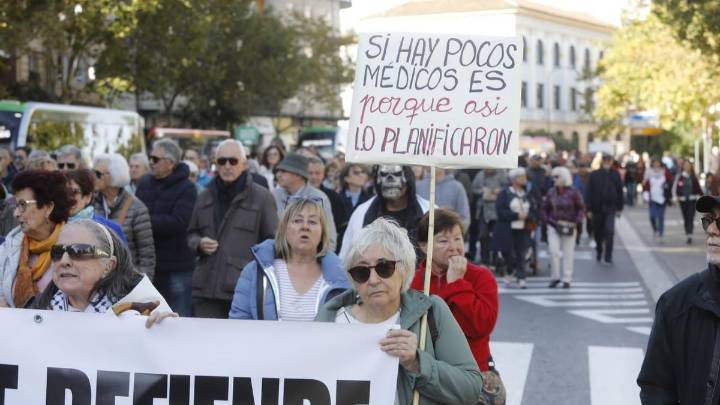 La defensa de la sanidad pública llena las calles de Zaragoza: "Están potenciando la privada y el sistema se está viniendo abajo"