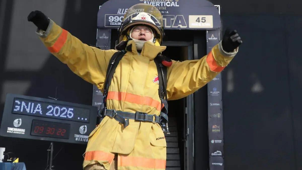 “Un piso más”: la historia del bombero y la policía que subieron la Torre Inxignia
