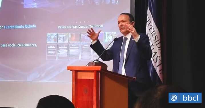 Ministro de Justicia de Bukele en seminario en Chile: "Con asesinos seriales no negociamos"