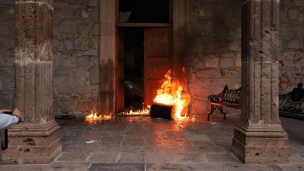 Irrumpen con violencia en Palacio de Gobierno de Michoacán tras marcha por la paz