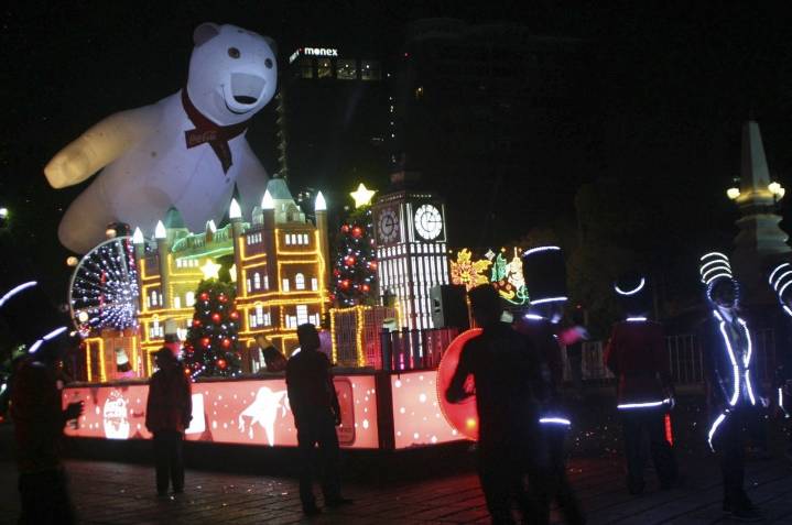 Caravanas navideñas violentan acuerdo sobre publicidad refresquera para infancias años: activistas