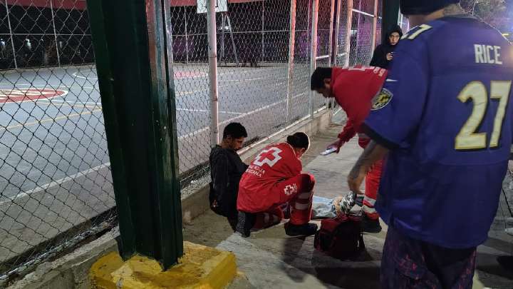 Hombre sale del CERESO en Torreón pidiendo ayuda tras fuertes dolores; colapsó en plena vía pública