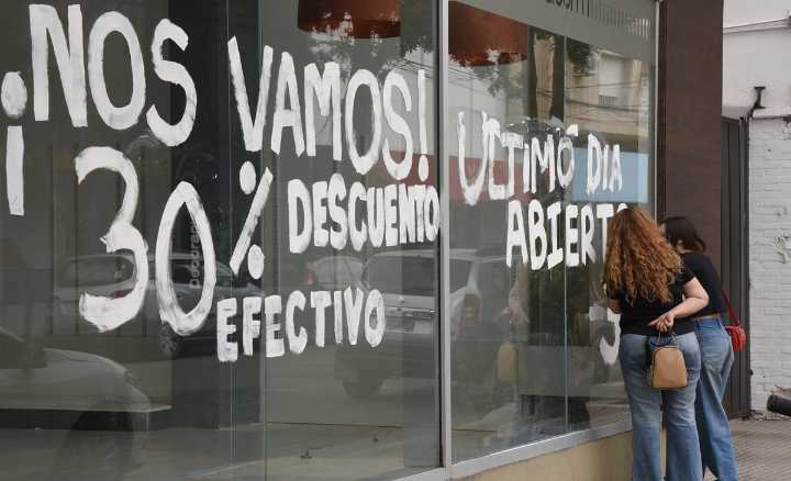 Se acentúa cierre de locales y renace el “Todo por 2 pesos”