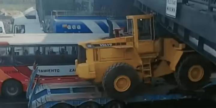 Puente Balta vuelve a ser impactado: Tráiler que trasladaba tractor choca contra su estructura y genera tráfico en Vía Evitamiento