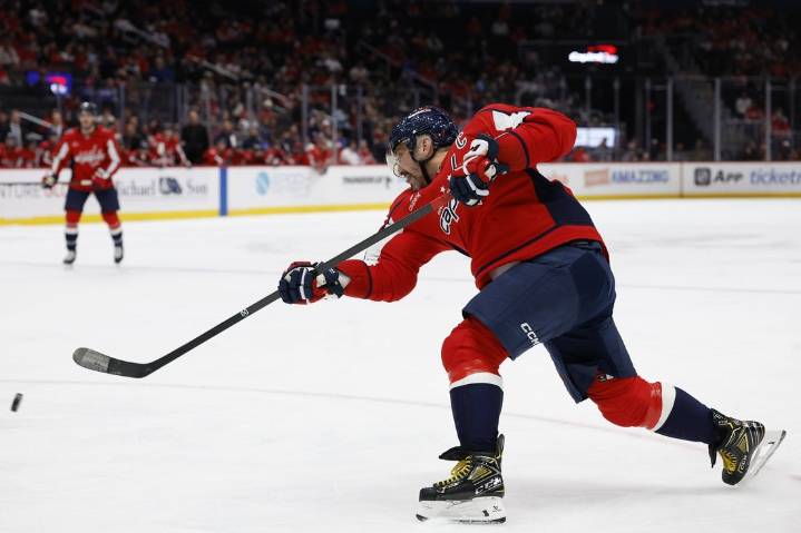 Deadspin | NHL roundup: Alex Ovechkin scores 900th career goal in Caps' win