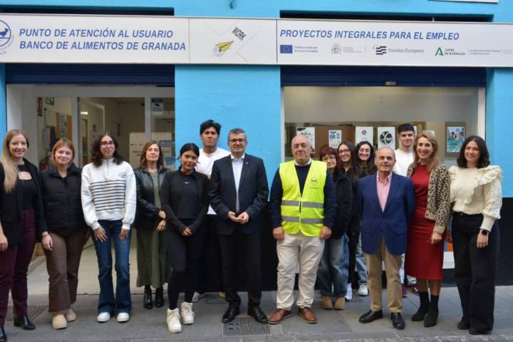 El SAE y el Banco de Alimentos ayudan a medio centenar de jóvenes de Granada a encontrar un empleo