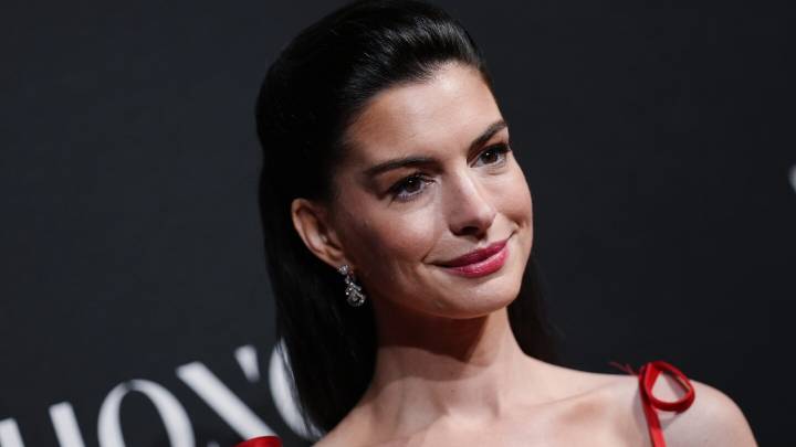 Anne Hathaway recibe los 43 años con el vestido rojo que todas queremos esta Navidad