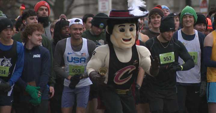 Cold weather doesn’t stop runners at Cleveland’s 44th Turkey Trot