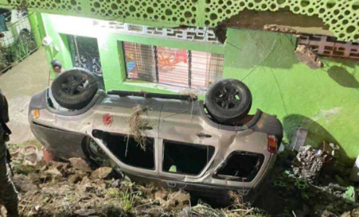 Vuelca camioneta y cae a una zanja de 5 metros en Coyuca de Benítez