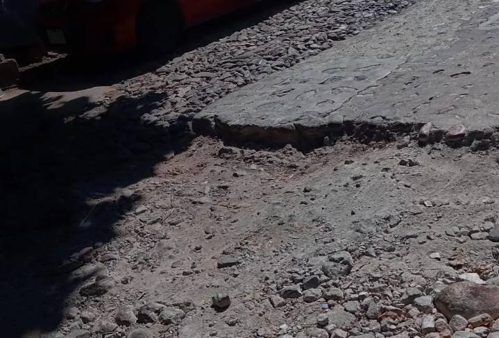 Mal trabajo de bacheo en céntricas calles de Puerto Vallarta