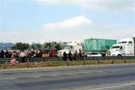 Bloquean transportistas dos autopistas en Edomex