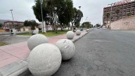 Conductores alertan riesgo vial por esferas de hormigón sobre Avenida Los Carrera