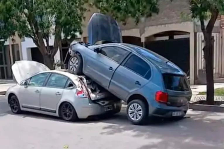 Perdió el control del auto tras descompensarse y quedó encima de otro vehículo
